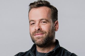 אודי כגן משלב ידיים